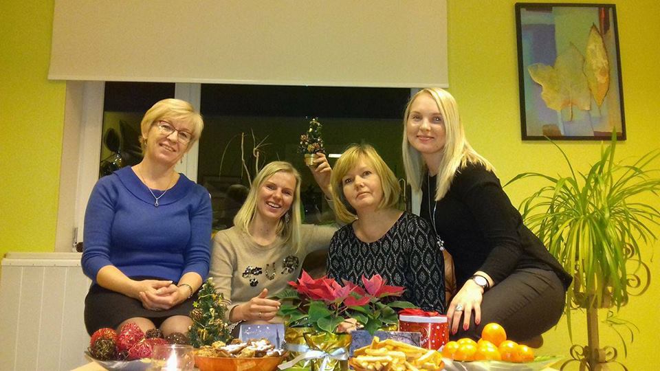 Töötajate jõuluõhtu koos hubase lauakaunistusega ja piduliku meeleoluga.